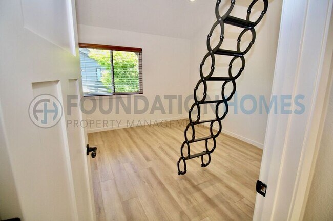 Building Photo - 404 San Marin Dr