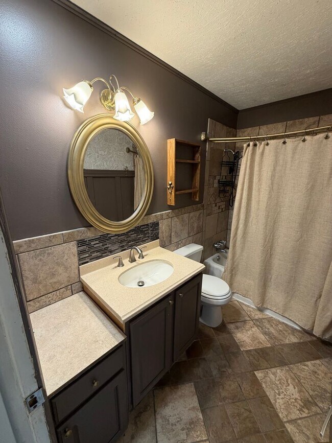 Building Photo - Secluded & Charming 3BR/1BA in Lansing — Section 8 Approved
