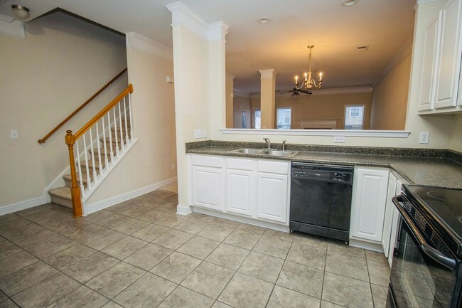 Building Photo - 2 Bedroom, 2.5 Bath Available in Hampton F...