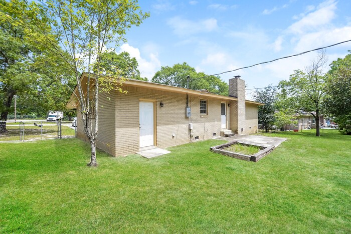 Building Photo - 300 Quail Hills Dr