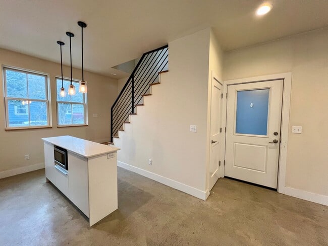 Building Photo - Spacious Two-Story 1 Bedroom, 1 Bathroom U...