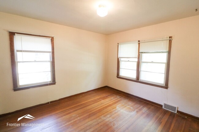 Building Photo - Awesome 3 bedroom 1 bathroom home located close to Aggieville and Campus!