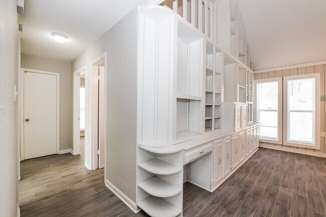 Building Photo - 3054 Ridgeway Rd