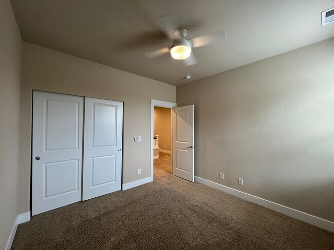 Building Photo - Large 5 Bedroom Home in Tumwater