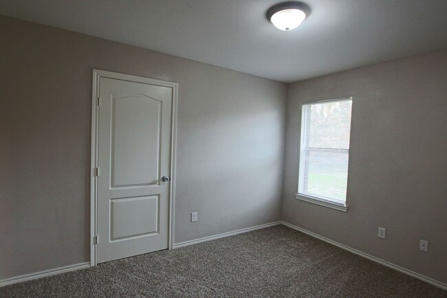 Building Photo - 3 Bedroom Duplex for Rent in Lindale! Tour...