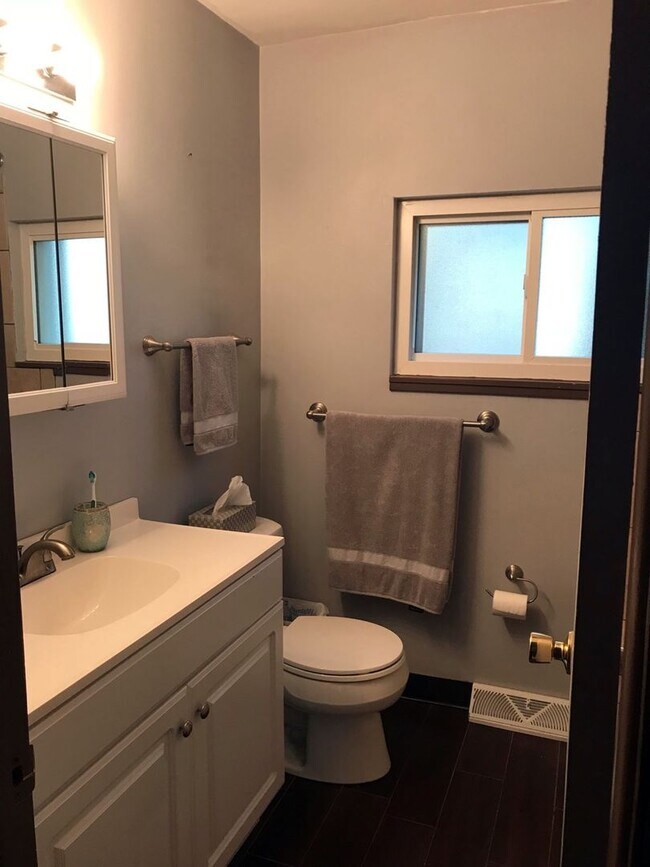 Building Photo - 2-bedroom 1st floor apartment for rent in ...