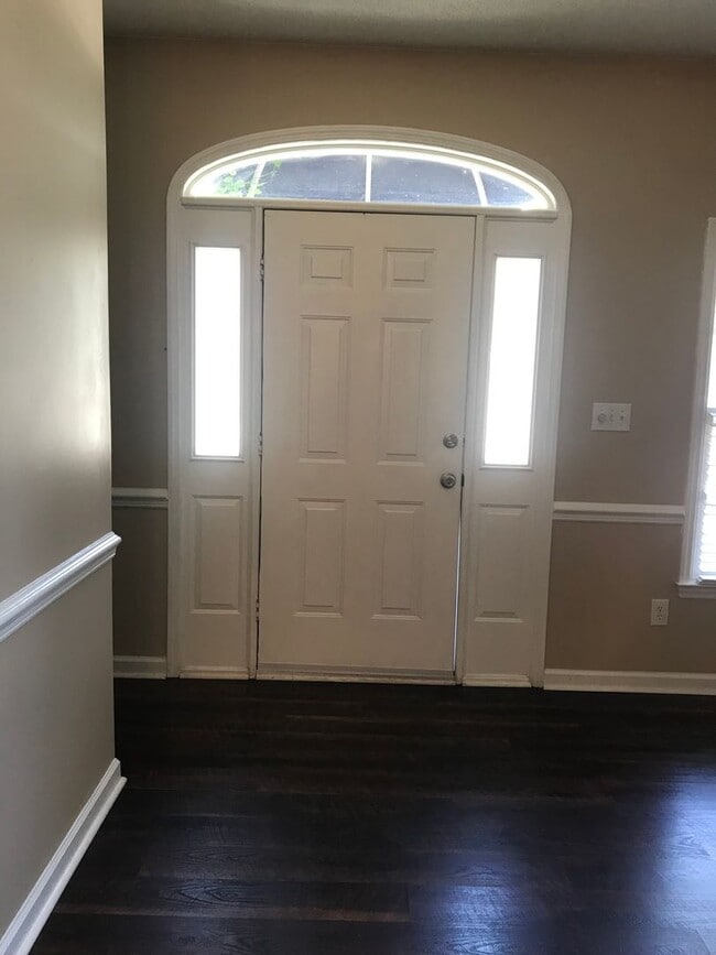 Building Photo - Nice 2 bedroom 2.5 bath town home in quiet neighborhood in town