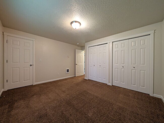 Building Photo - Spacious 3-Bedroom, 2-Bath Townhouse Near River Road In Eugene!