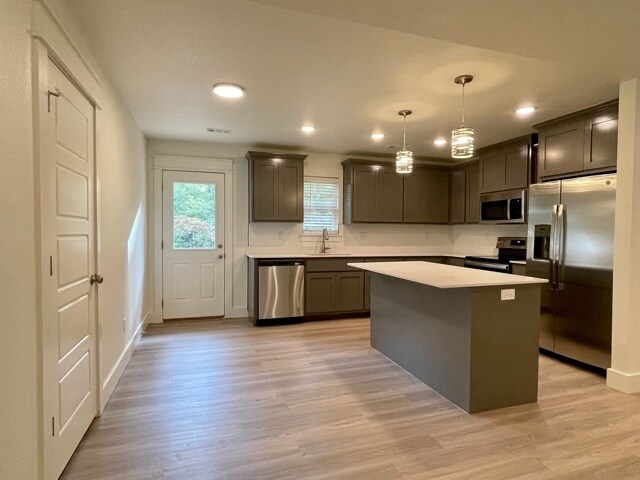 Building Photo - 18 Dinsmoore Ln