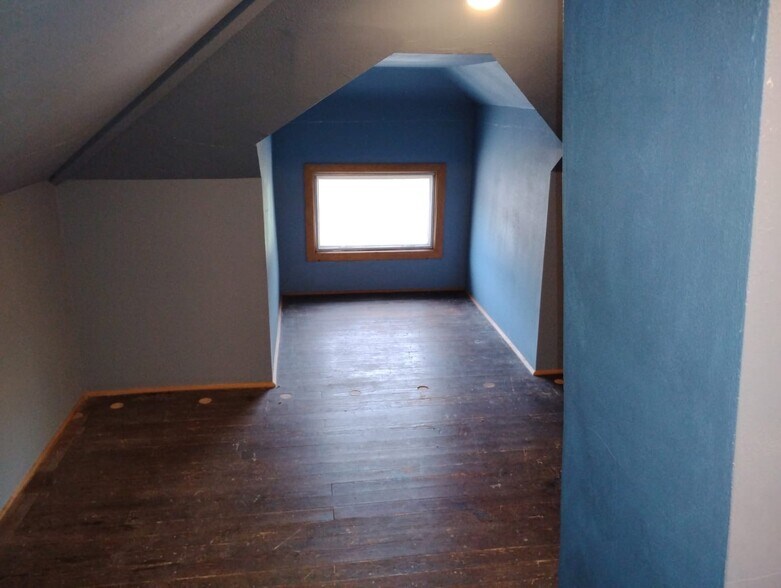 Building Photo - 818 4th Ave N