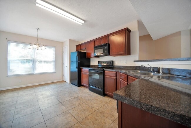 Building Photo - Townhome for rent five minutes from I-24