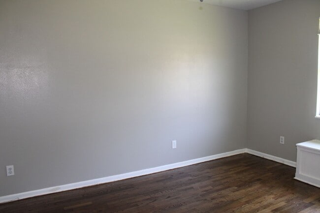 Building Photo - REMODELED!!  3 beds, 2 bath