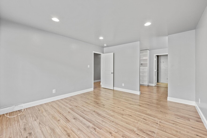 Building Photo - 5275 Reservoir Dr
