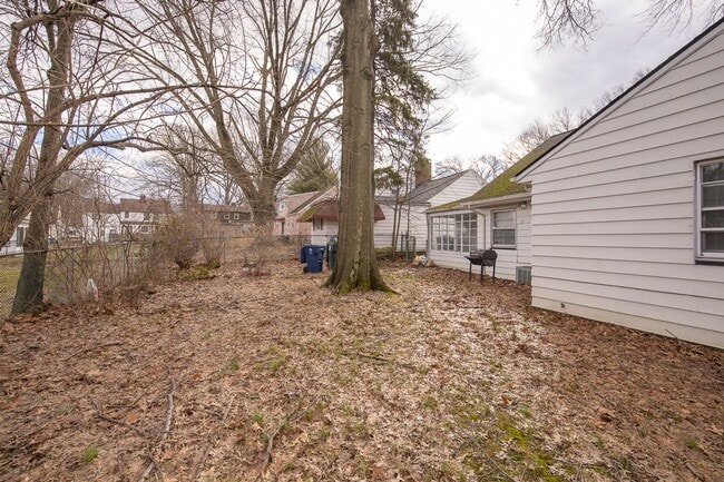 Building Photo - Spacious 3 bedroom/2 bath Cleveland Hts single family house!