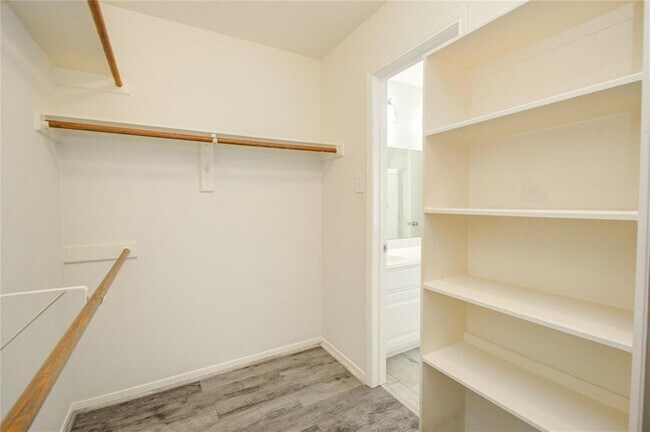 Building Photo - 9719 Goldenglade Dr
