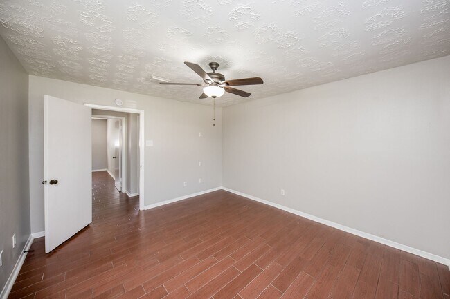 Building Photo - Coming Soon! Southwest Houston 3 bed/2 bat...
