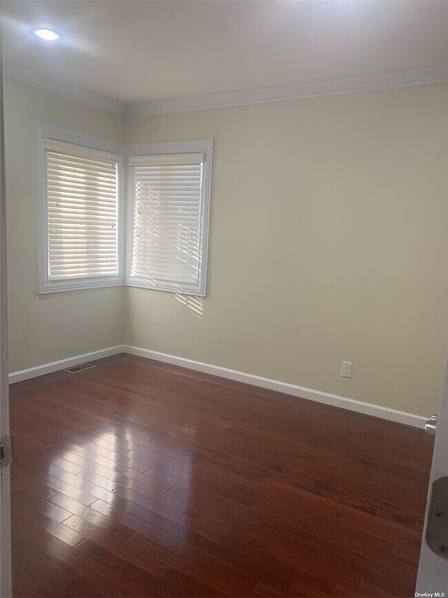 Building Photo - 2 Linden St