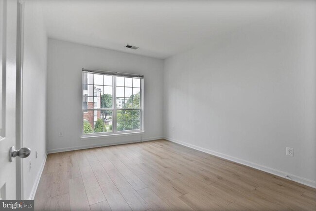 Building Photo - 4854 Eisenhower Ave