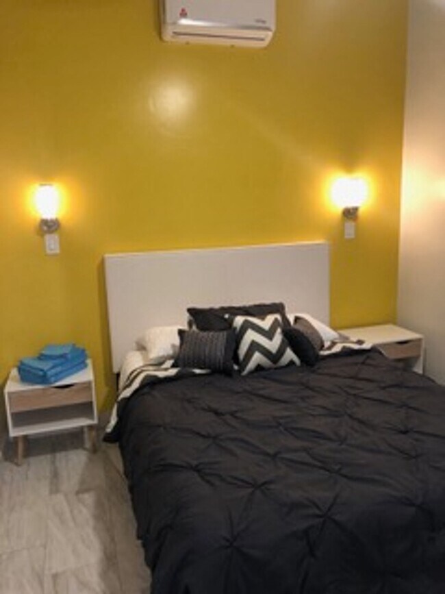 Building Photo - Gorgeous Upstairs unit with downtown view ...