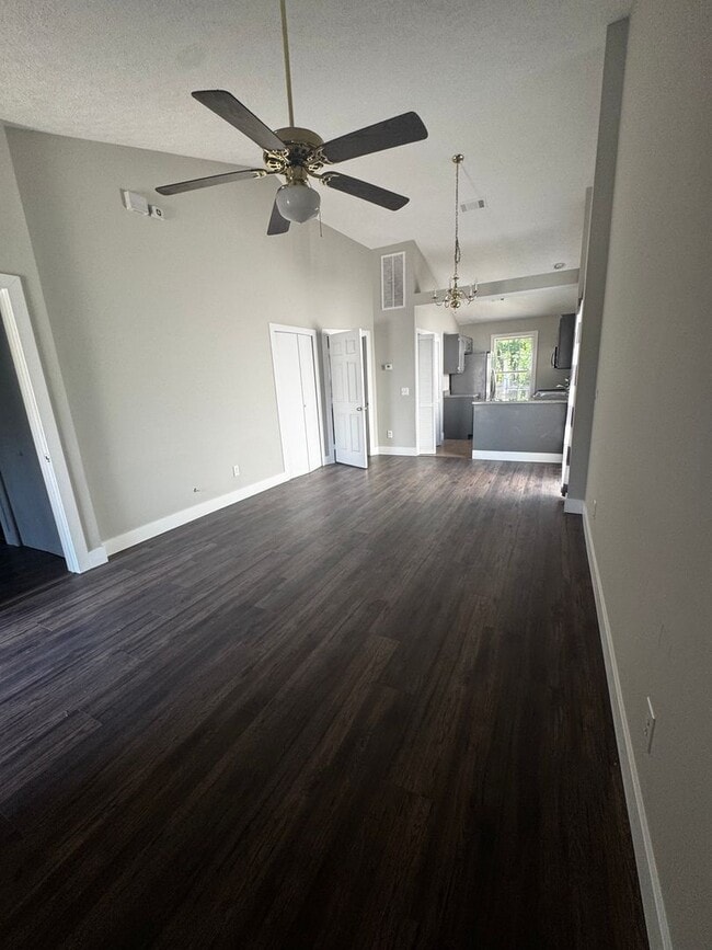 Building Photo - Month-to-Month Lease Available – 2 Bed / 1...