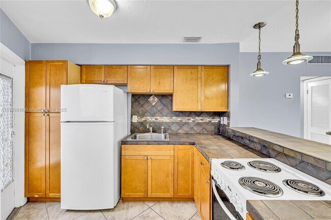 Building Photo - 1715 NE Miami Gardens Dr