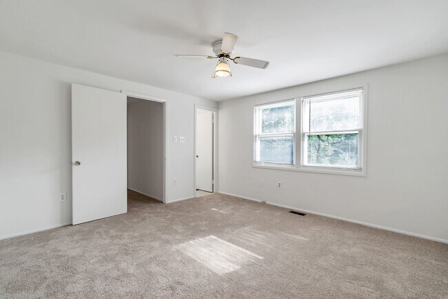 Building Photo - Fantastic 4 Bed 2.5 Bath Colonial Home Sou...