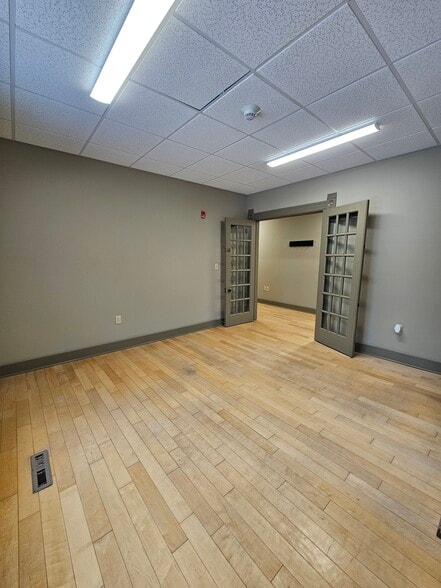 Living room/common area - 206 N Charles St