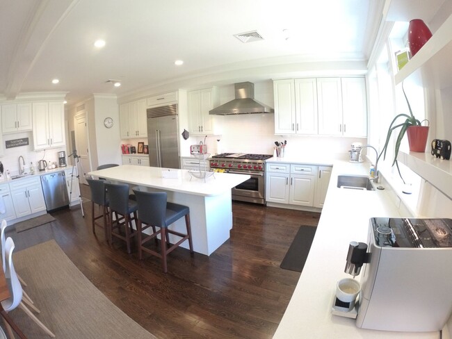 Building Photo - Luxury 4 bedroom 4.5 bathroom new reno Coo...