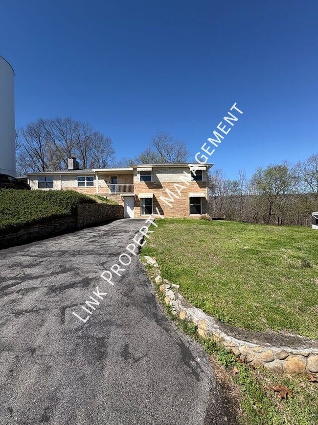 Building Photo - 3731 Knollwood Dr