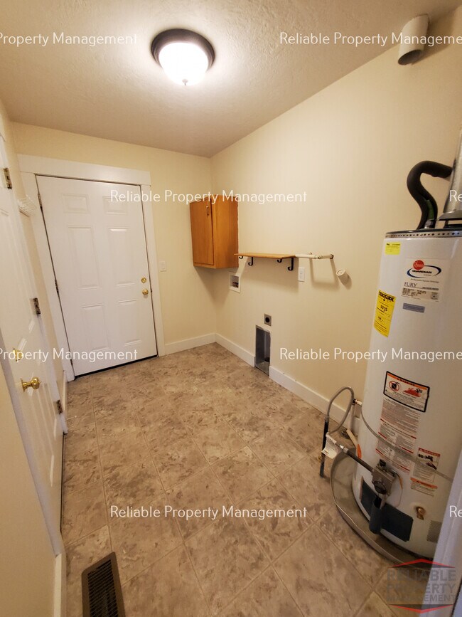 Building Photo - 381 W 1st S