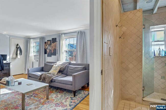 Building Photo - 190 Knickerbocker Rd