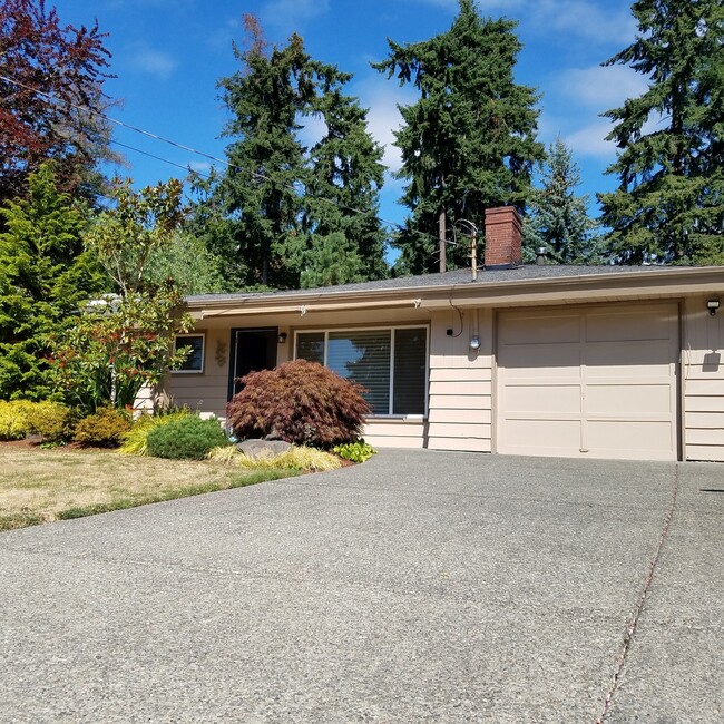Building Photo - Gorgeous well maintained 4 bed house avail...