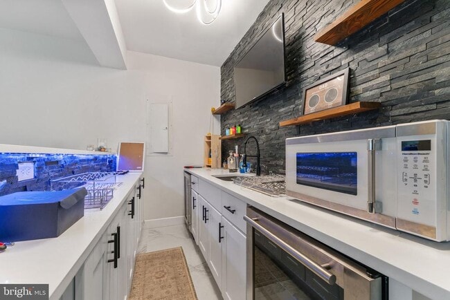 Building Photo - 6526 Wayside Pl