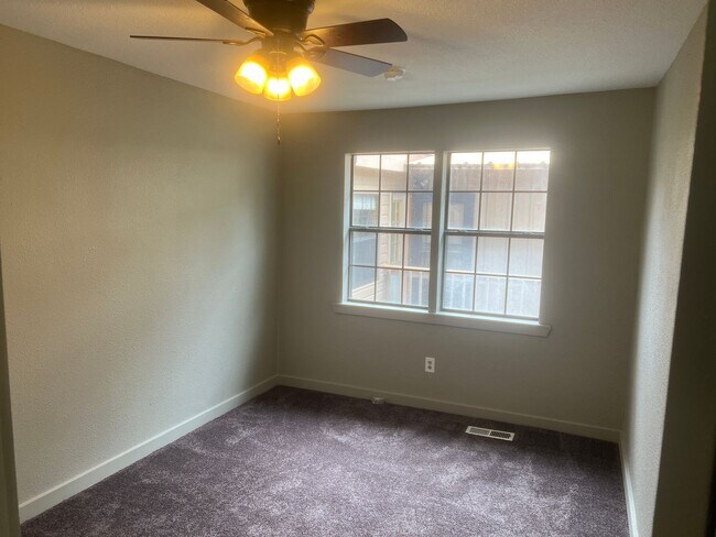Building Photo - 2 Bed 1 Bath Cottage