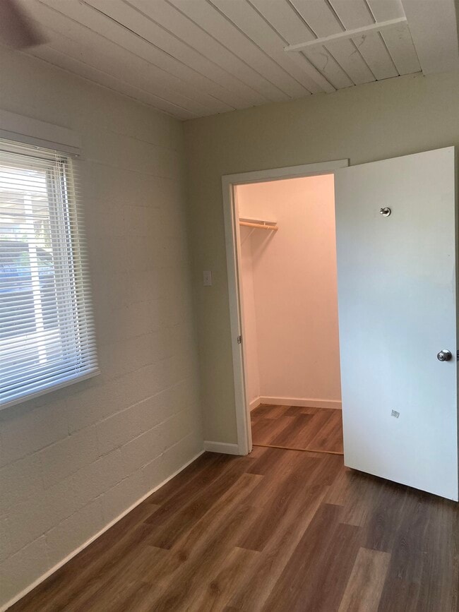 Building Photo - 1635 River Oaks Dr