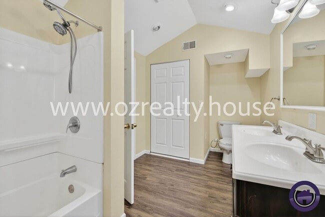 Building Photo - 307 Venice Dr