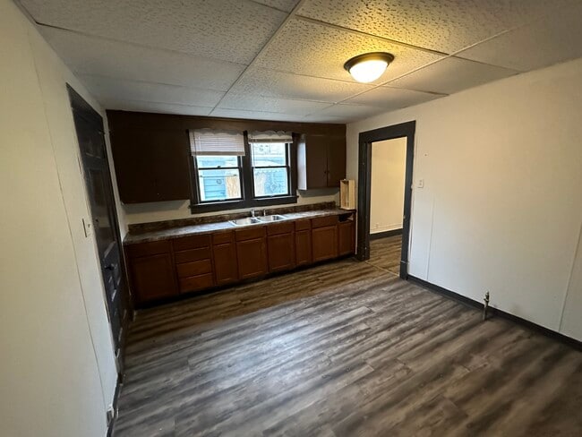 Building Photo - 705 W Seminary St