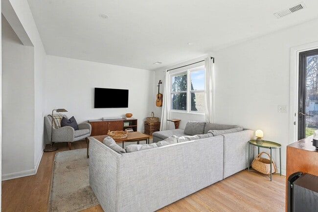 Building Photo - Now available—this beautifully renovated 3-bedroom, 1-bath home