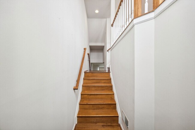 Building Photo - Stunning luxury townhome in the Fieldstone...