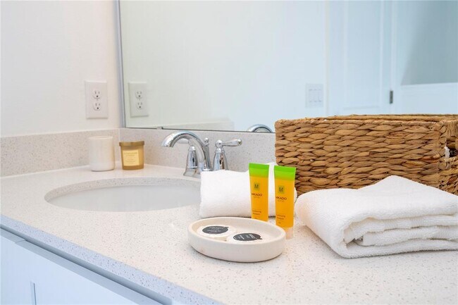 Building Photo - 686 Longboat Dr