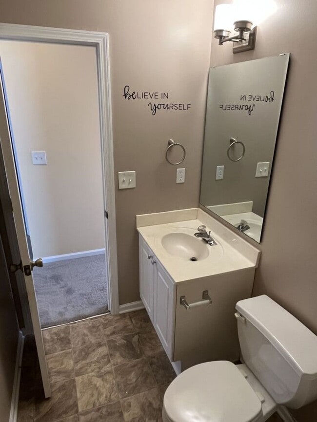 Building Photo - 3 Bedroom Corner Lot home with Great Backy...