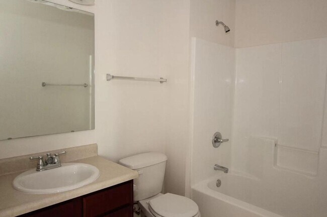 Building Photo - 2425 Cushing Dr