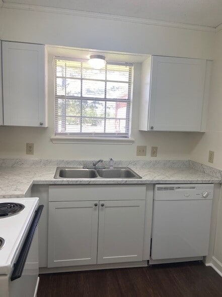 Primary Photo - D'Iberville Apartments - Girasun