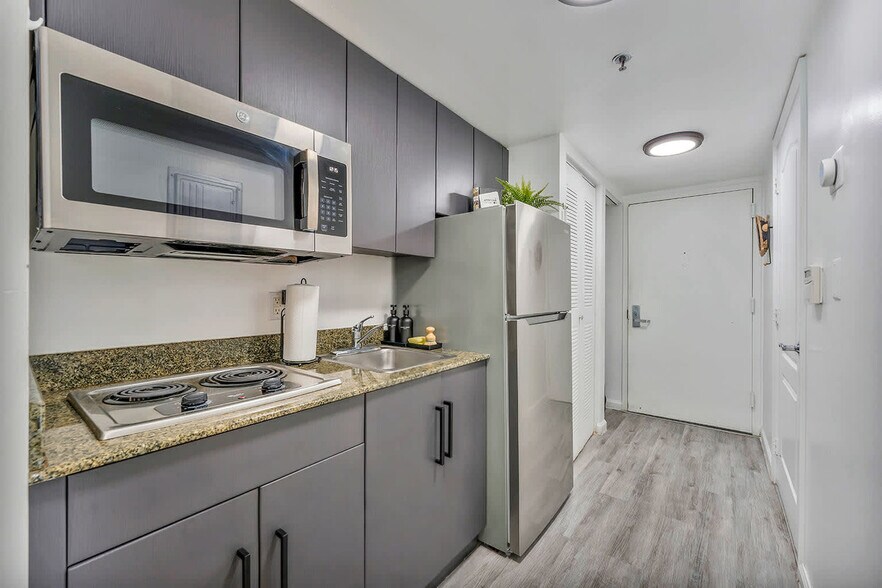 Building Photo - 1 SE 12th St