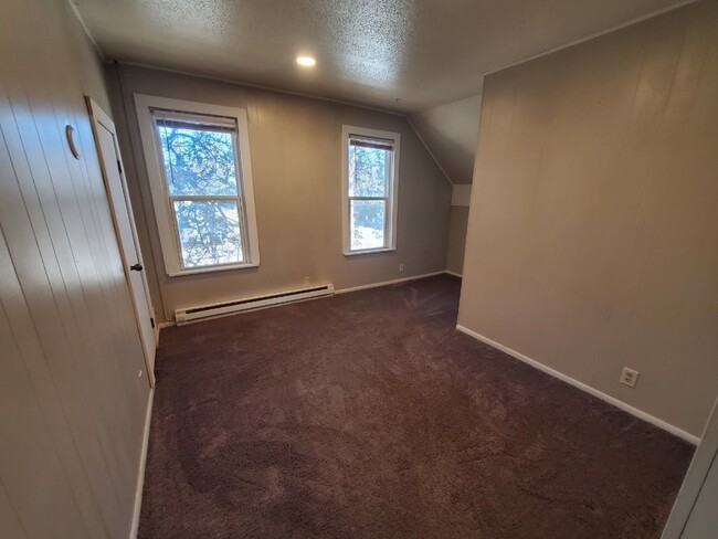 Building Photo - 1BR 1BA Upper Level Unit - Tri-plex Proper...