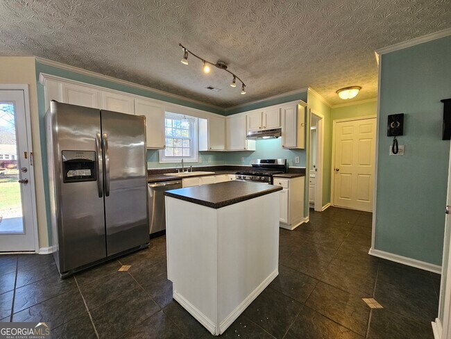 Building Photo - 611 Lora Smith Rd