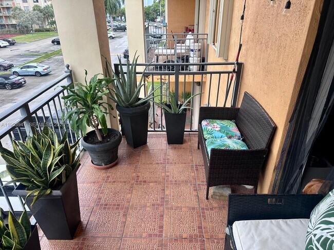 Building Photo - 9340 Fontainebleau Blvd