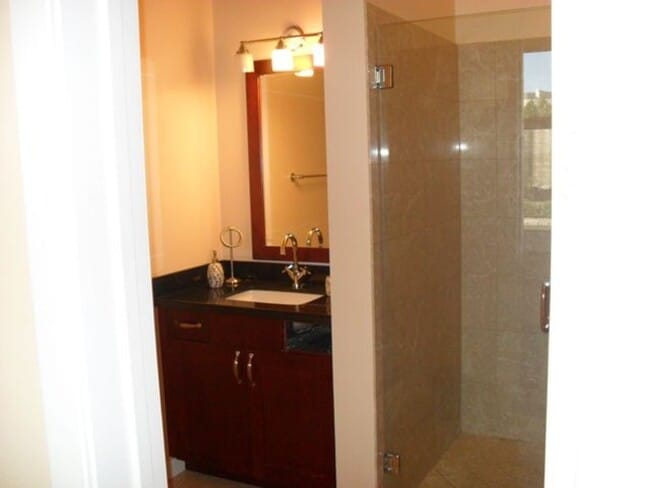 Building Photo - Panorama Towers / Villa Style Condo on two...