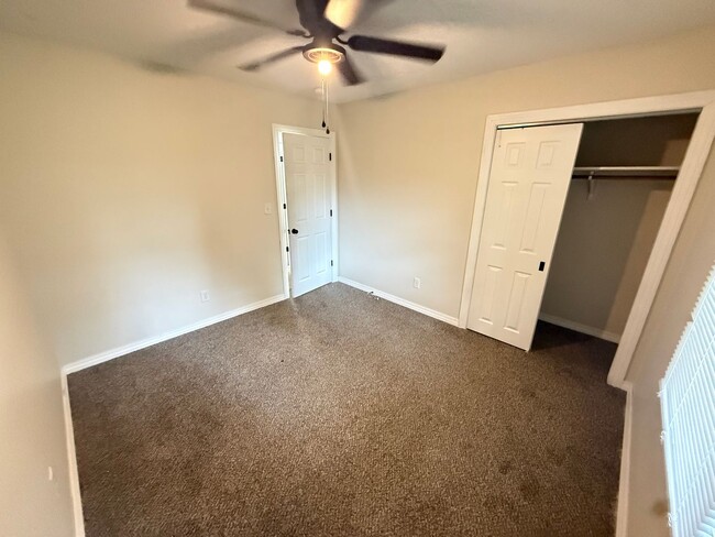 Building Photo - 4 Bed 2 Bath Springfield, MO