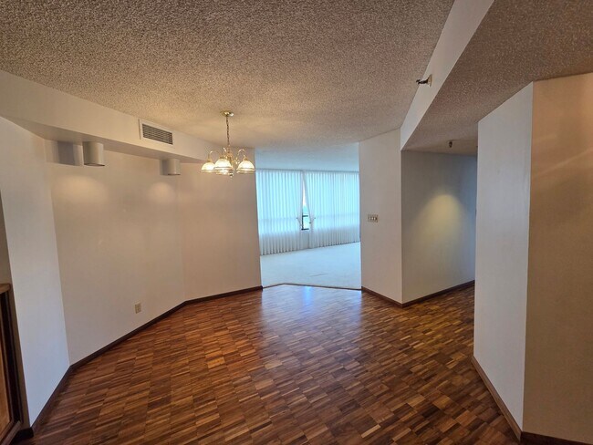 Building Photo - Rarely available 1-bedroom, 1-bathroom luxury apartment in the Punahou Cliffs Condominium.